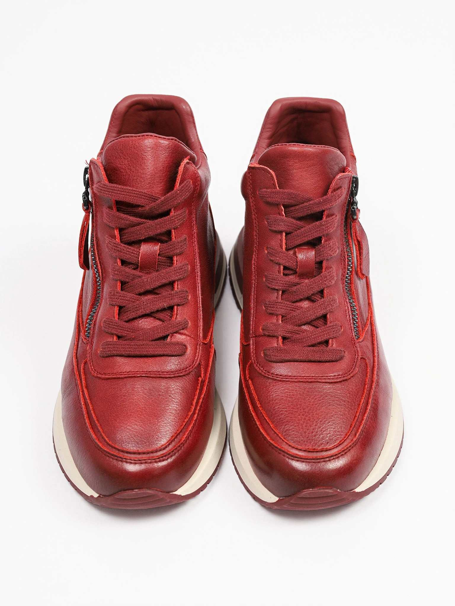 Ботинки красного цвета на низкой подошве